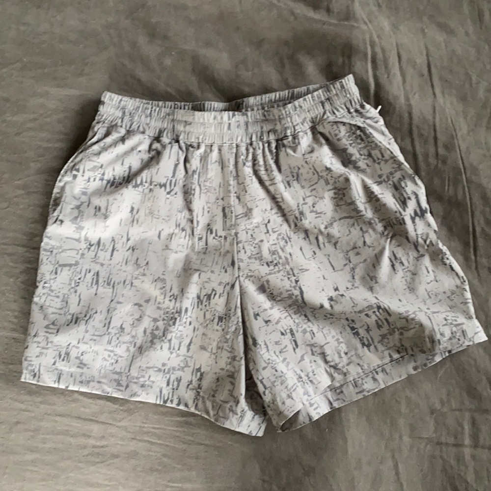 Men’s 5” grey rectrek shorts w/ liner!